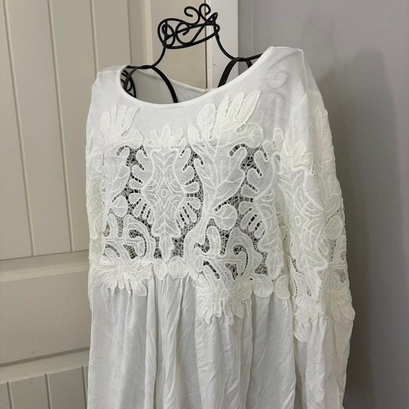 The Unbranded Brand Tops - Deleta Size S White Flowy Lace Top, Bell Sleeves, Lacy Detail Rayon Spandex